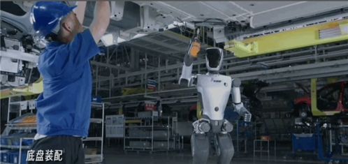 天才少年離職創(chuàng)業(yè) 稚暉君半年打造多功能人形機器人，上得工廠下得廚房，智能機器人銷售火爆